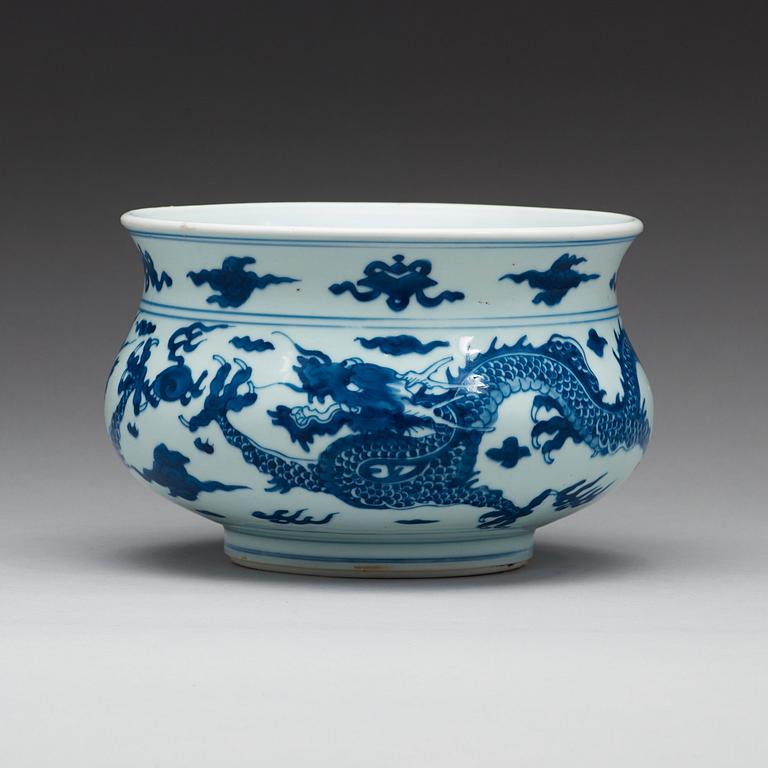 A blue and white censer, Qing dynasty, Kangxi (1662-1722).