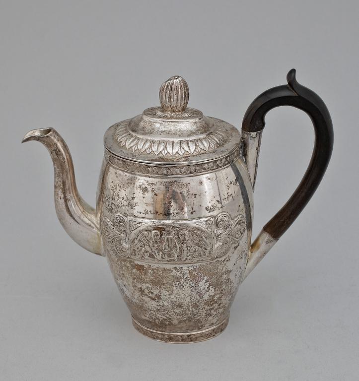 KAFFEKANNA, silver, empir, troligen Tyskland, 1800-talets första hälft. Tot vikt ca 547g.