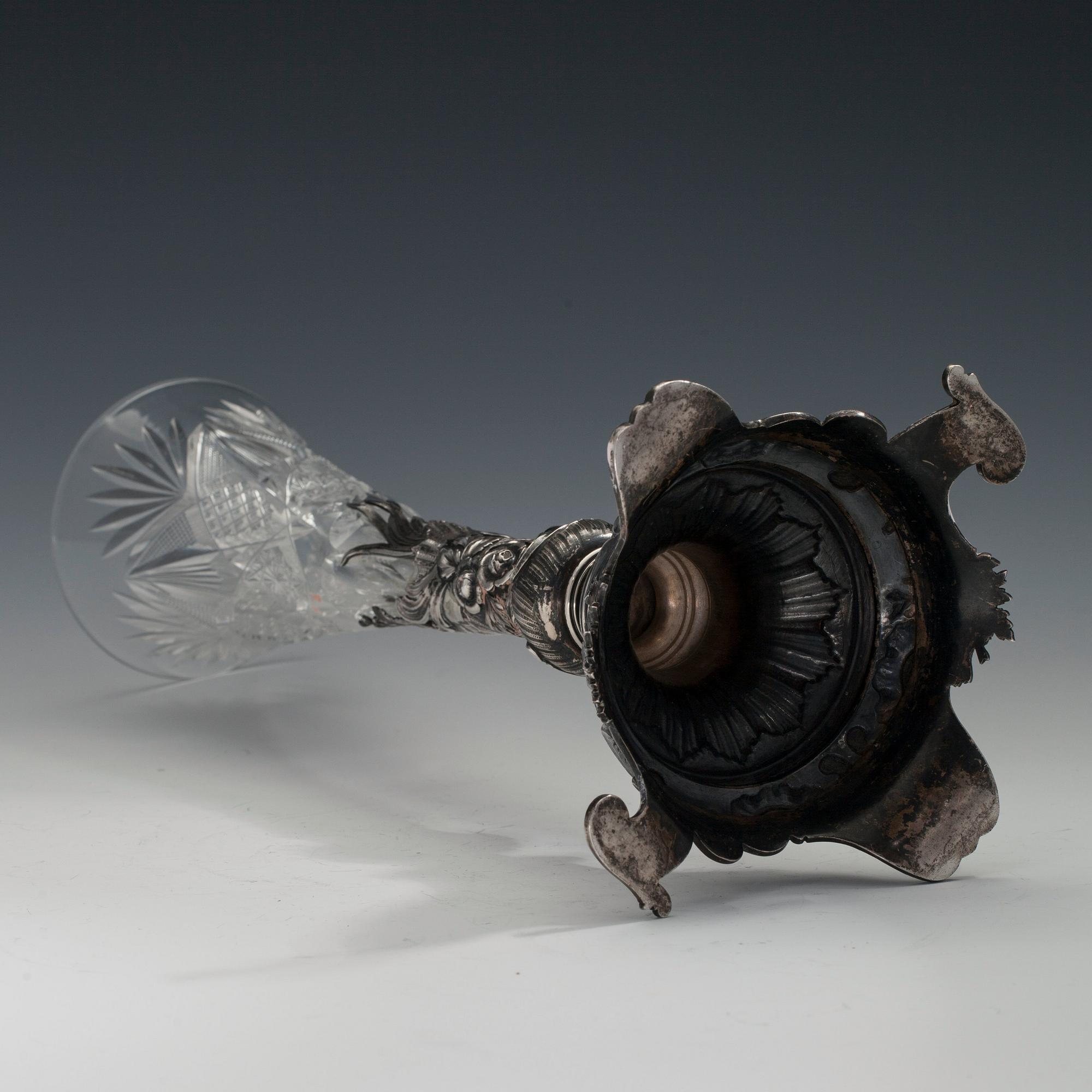 VAASI, 84 hopeaa, hiottua kristallia. Fabergé Moskova 1899-1914. Tarkastusmestari Ivan Lebedkin. Korkeus 36 cm.