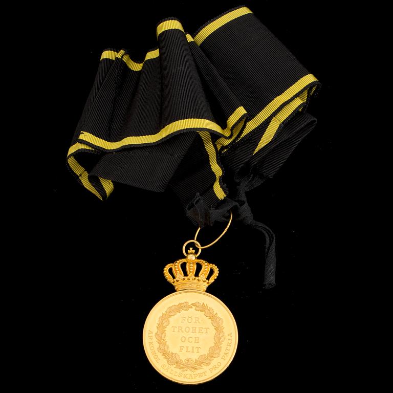 A Royal Swedish gold medal with a black and yellow ribbon from 1947. Weight ca 55 grams.