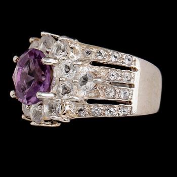 RING, sterlingsilver, ametist ca 3.00 ct, vita topaser tot ca 1.60 ct.