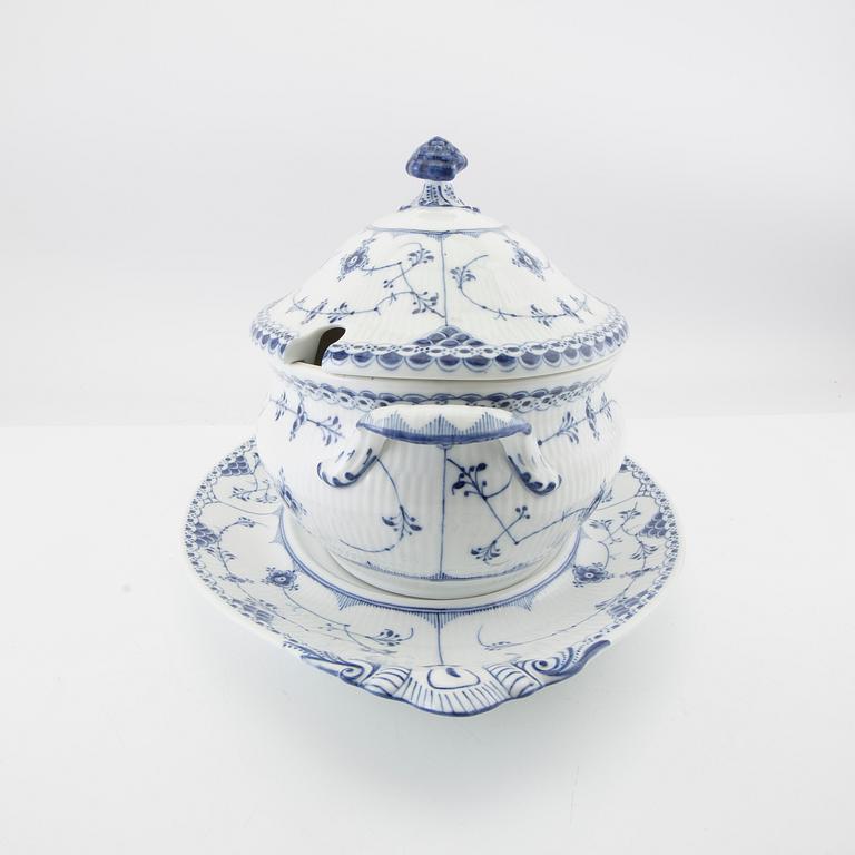 Servis 10 dlr "Musselmalet hel och halvblonde", Royal Copenhagen porcelain from the second half of the 20th century.