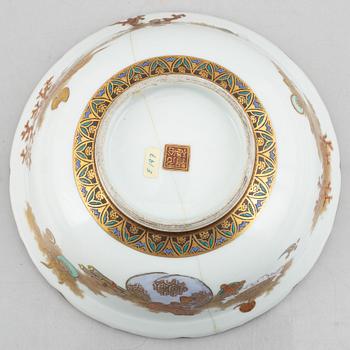 A Japanese porcelain tureen with cover and a lacquer box with cover, early 20th century.