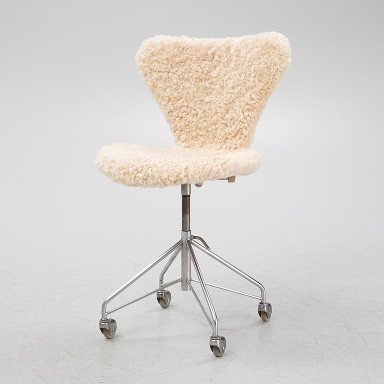 Arne Jacobsen, a 'Series 7' office chair with new sheepskin upholstery, for Fritz Hansen, 1970s.