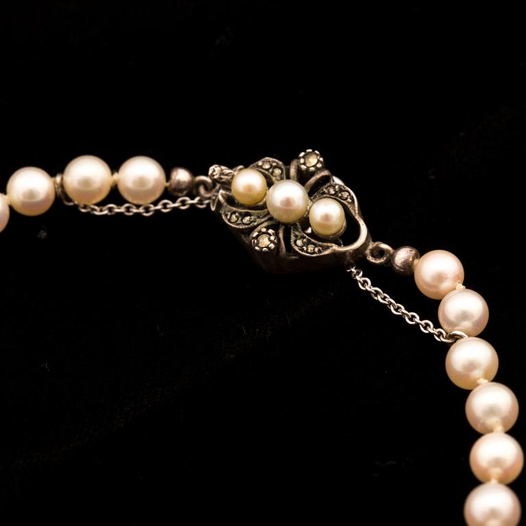 A collier with cultured akoya pearls and silver clasp.