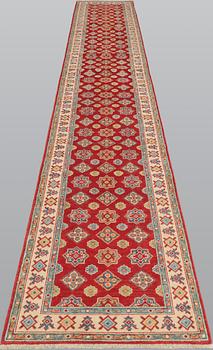 Gallerimatta, Kazak design, ca 525 x 80 cm.