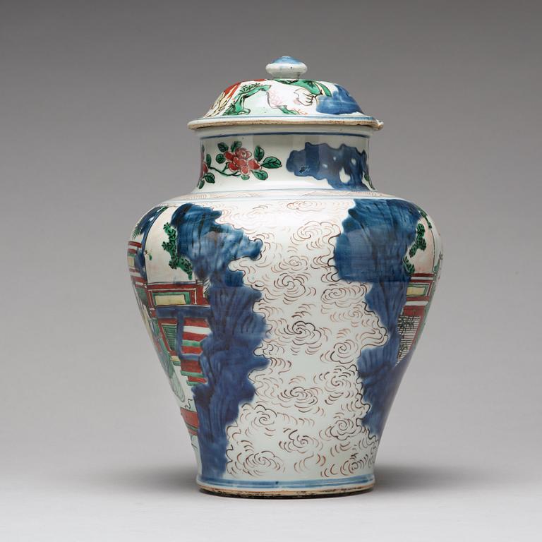 A Transitional wucai baluster vase with cover, 17th Century, Shunzhi (1644-1662).