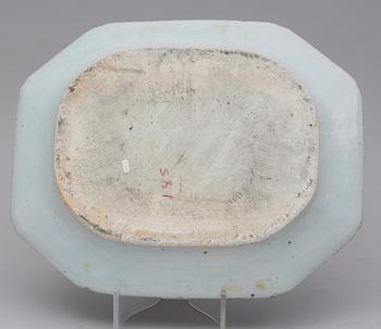 STEKFAT, porslin. Qianlong, Kina. 1700-tal.