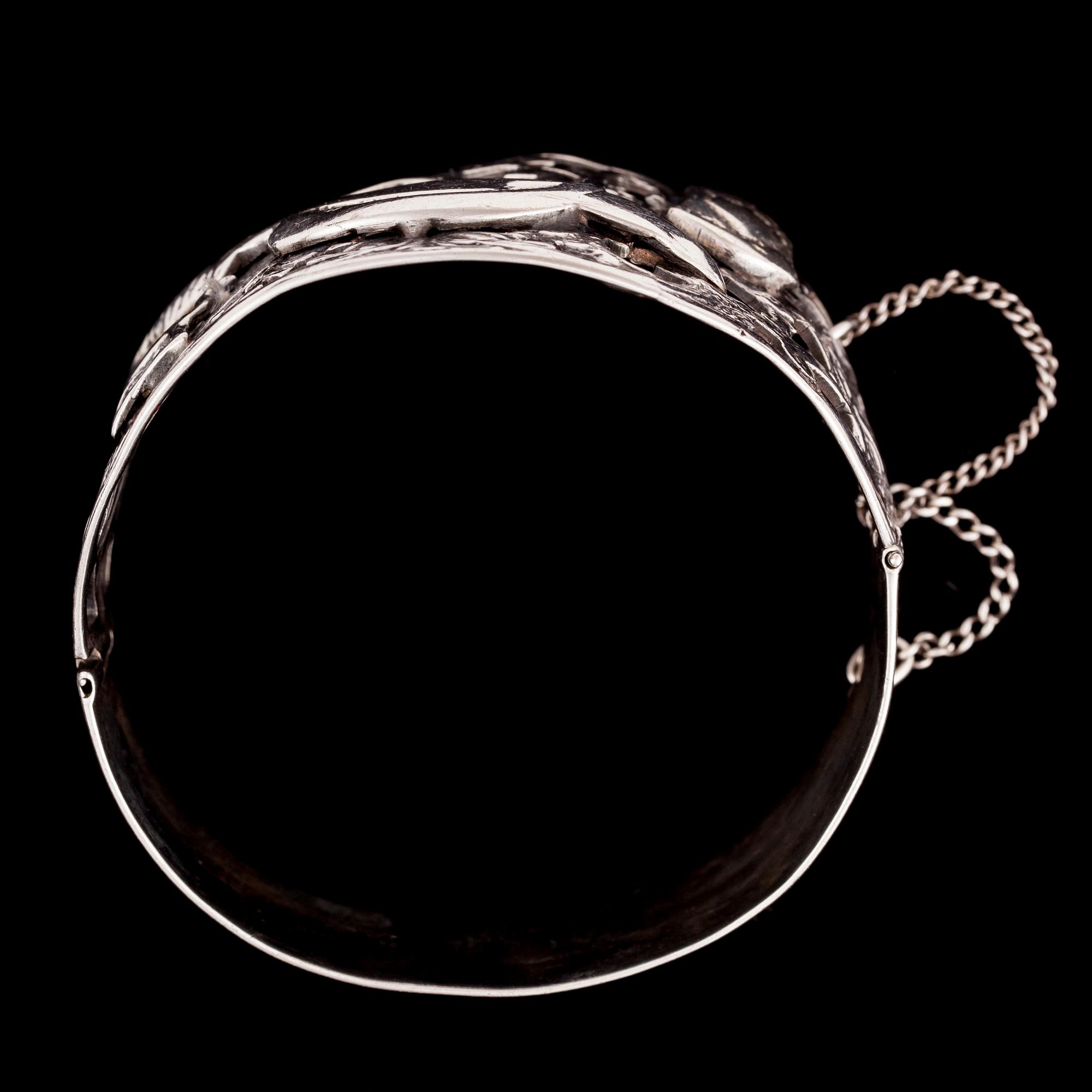 ARMRING, österländskt silver, 1800/1900-talets slut. Importstämpel OW Helsingfors. Vikt 57,4 g.