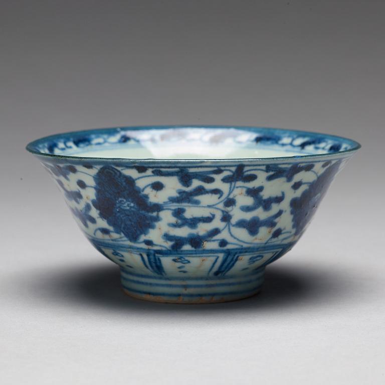 Two blue and white bowls, Qing dynasty, 19th century.