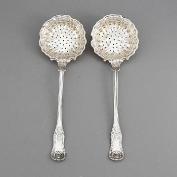 STRÖSKEDAR, ett par, silver, Torsk, Stockholm 1853. Tot ca 119 gram.