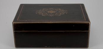 SKRIN, trä samt mässing, TOILETTETILLBEHÖR, 7 delar, silver samt glas, Frankrike 1800-tal.