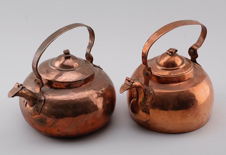 KAFFEKANNOR, 2 st, koppar, 1800-tal.