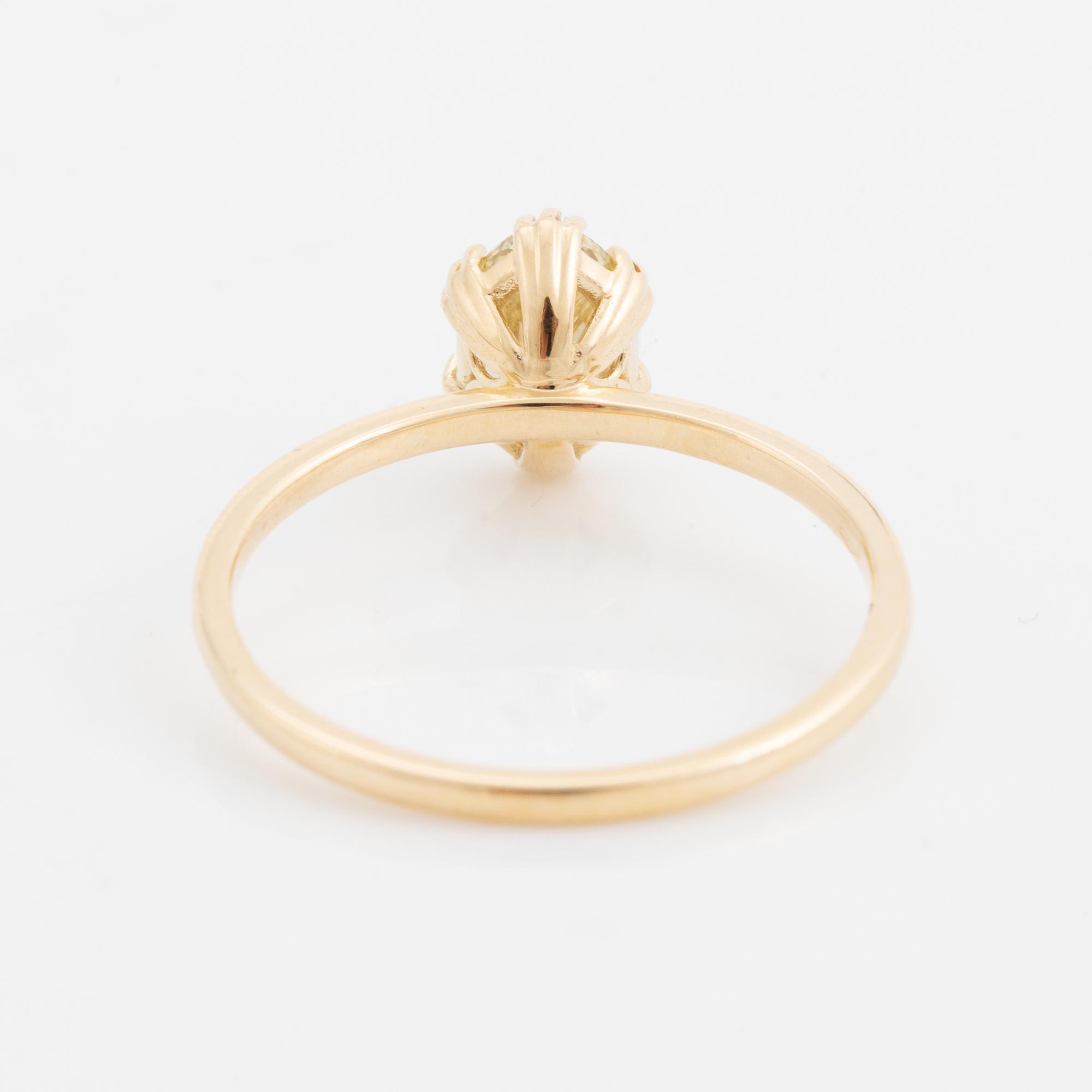 Ring with fancy brownish yellow diamond.