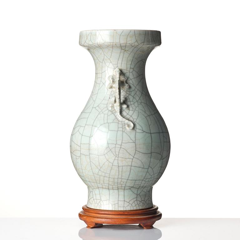 A large ge glazed vase, Qing dynasty, 19th century.