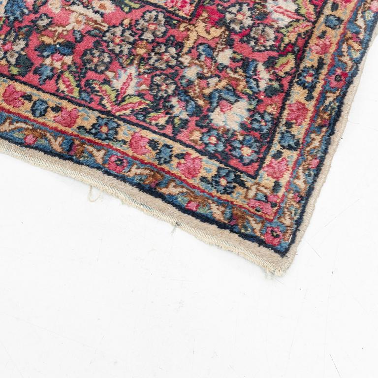 An Oriental carpet, c. 272 x 180 cm.