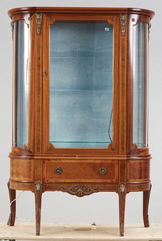 VITRINSKÅP, Louis XVI-stil, 1900-tal.