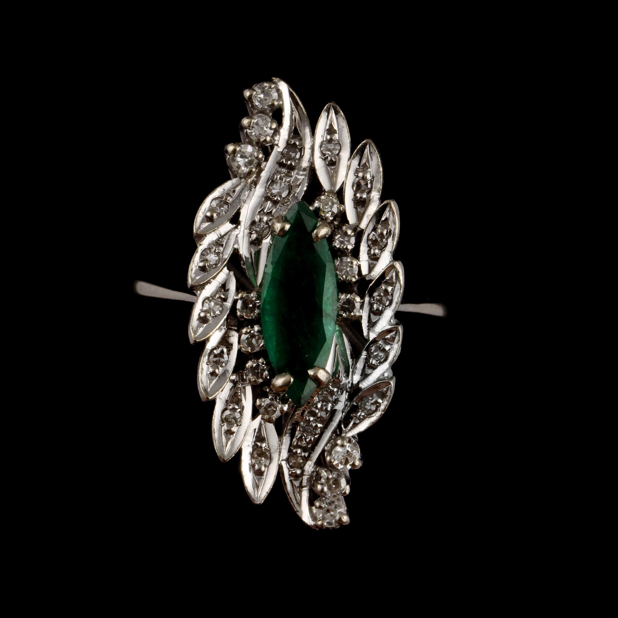 RING, 18k vitguld med 32 åttkantslipade diamanter samt fasettslipad smaragd, utländska stämplar. Vikt 7 g.