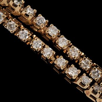 ARMBAND, 14k guld med briljantslipade diamanter, totalt ca 3.0 ct. Vikt 10 g.