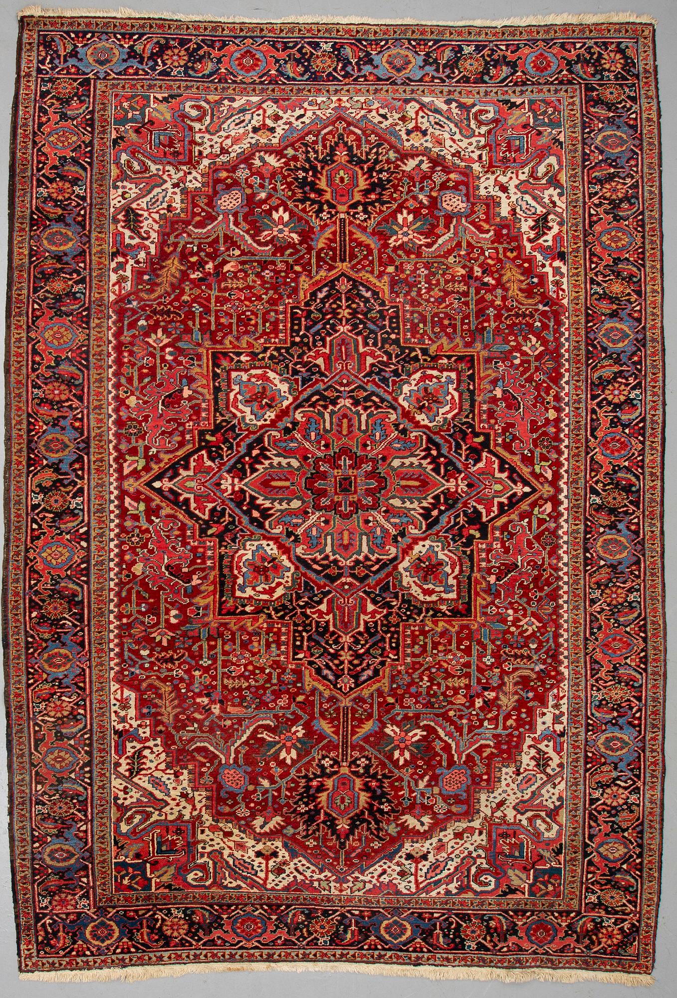 A CARPET, semiantik Heris/Gorovan, ca 353 x 238 cm.