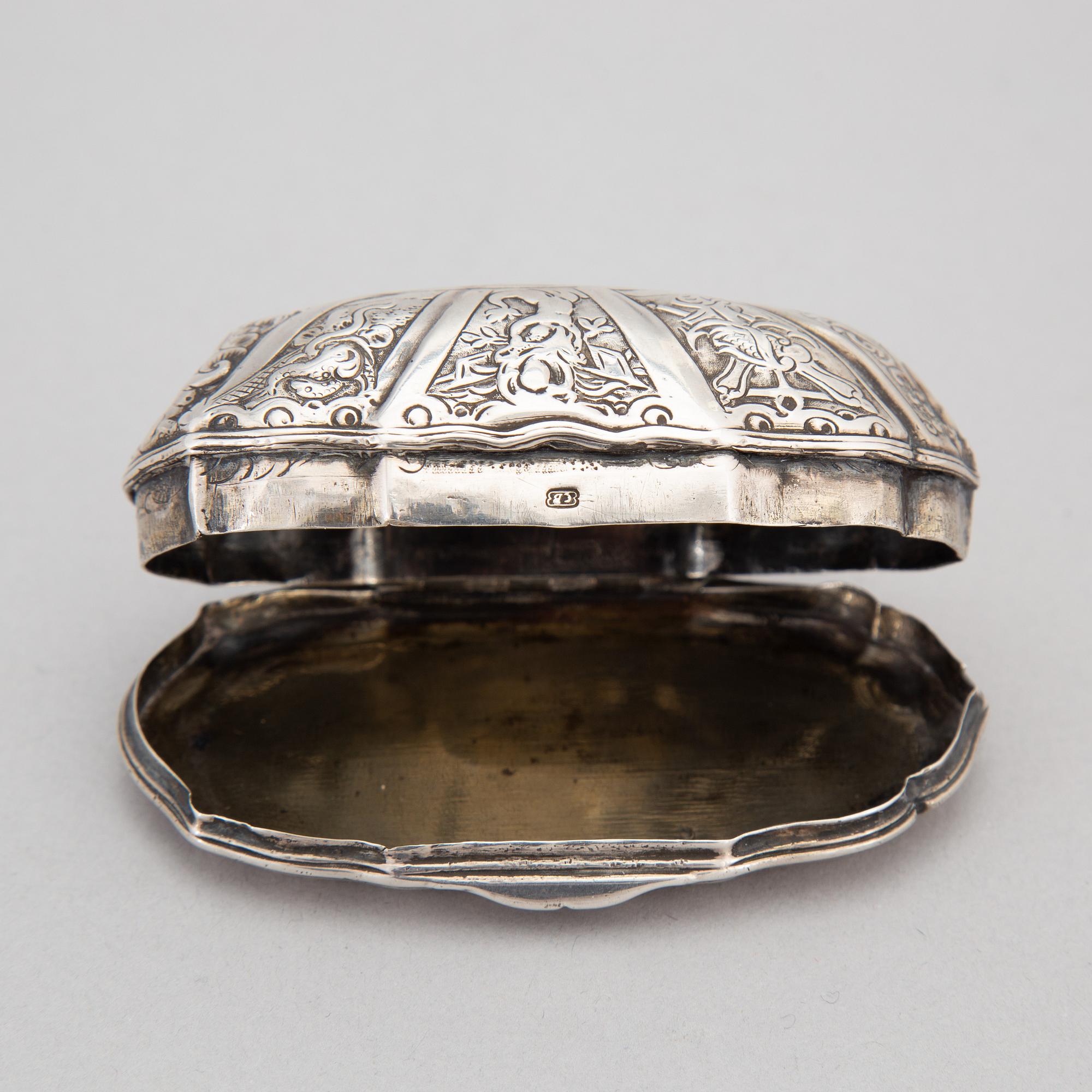 Dosa, silver, otydliga sannolikt franska stämplar 1700-tal.