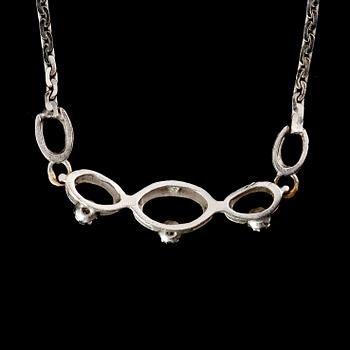 COLLIER, 18 k vitguld med 3 mindre briljanter. Totalvikt 6 g.