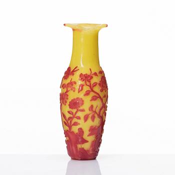 A Chinese Beijing glass vase, 19th century.