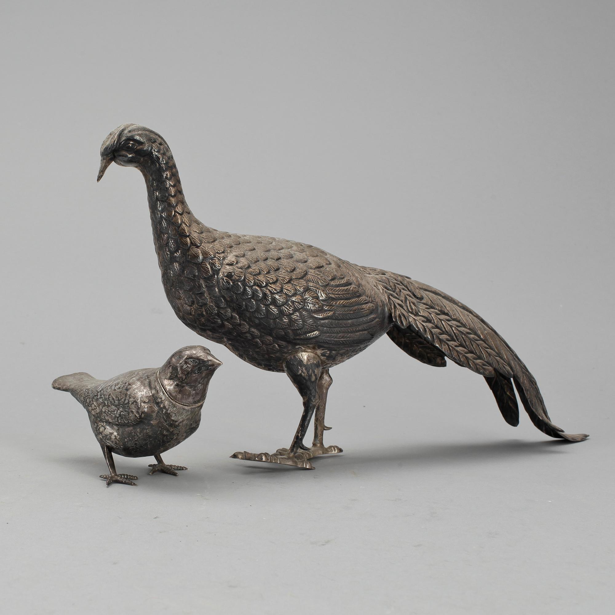 FIGUR/PEPPARKAR samt FIGUR, 1+1, silver respektive nysilver, Möjligen Holland, 1900-talets första hälft. Vikt ca 170 g.