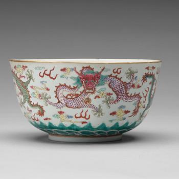 681. A dragon bowl, Qing dynasty with Guangxus six character mark.