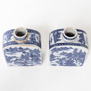 Tedosor, 2 st samt kopp med fat, kompaniporslin, Kina, omkring 1800.