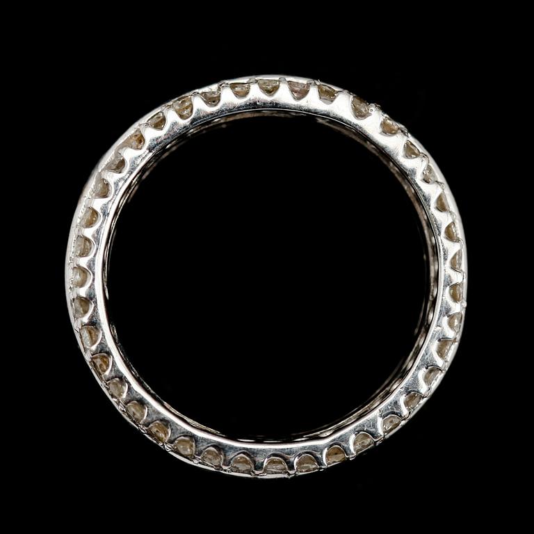 RING, 8 k vitguld, briljantslipade diamanter tot ca 1.0 ct, princesslipade safirer tot ca 2.55 ct.
