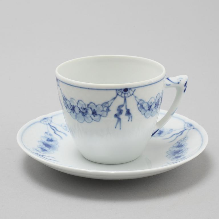 29 pieces of porcelain tableware from Bing & Gröndahl, model "Empire", second half of the 20th century.