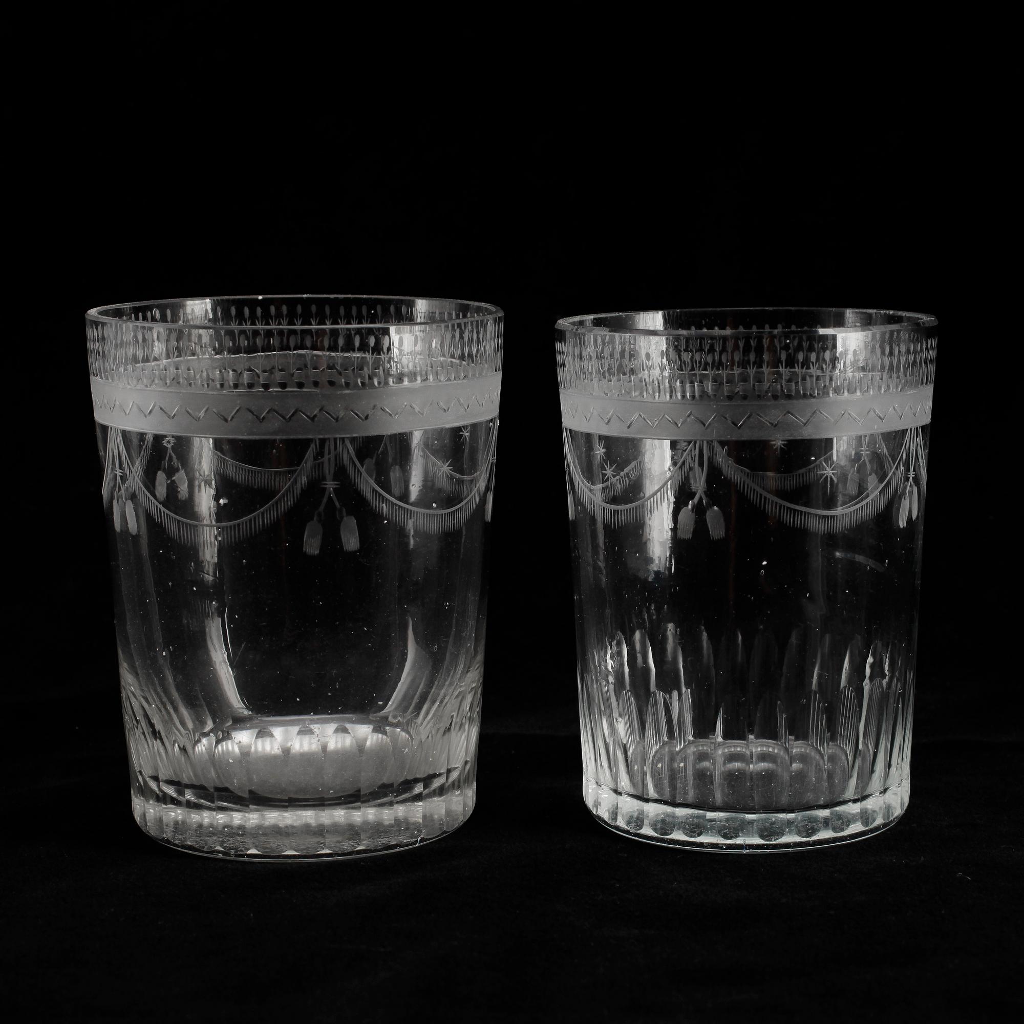 SELTERGLAS, 2 st snarlika, omkring år 1800.
