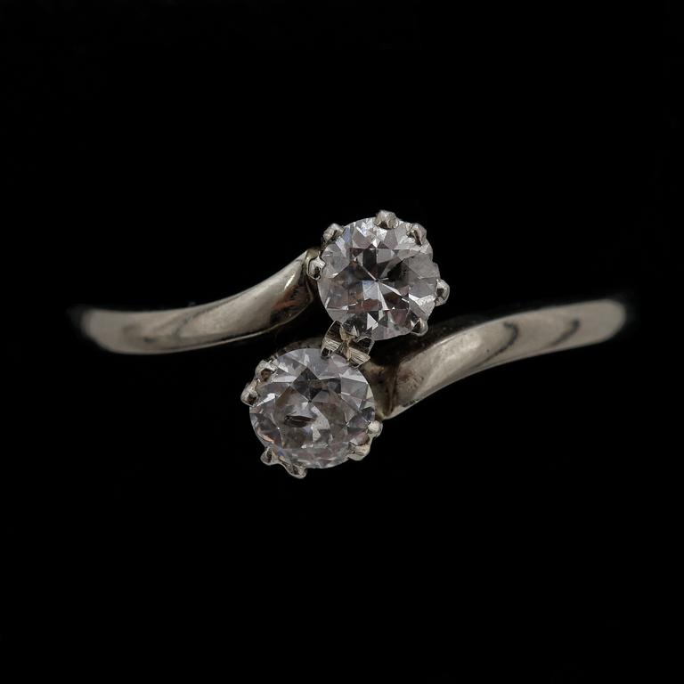 RING, sk syskonring, 18k vitguld, antikslipade diamanter, tot ca 0,5 ct. 1942. Tot vikt 2,3g.