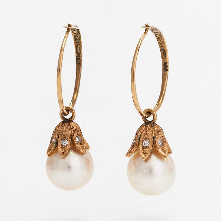 Korvakorut, riipuksilla, 14K kultaa, viljeltyjä helmiä ja 8/8 hiottuja timantteja yht. noin 0.06 ct. Helsinki 1948.