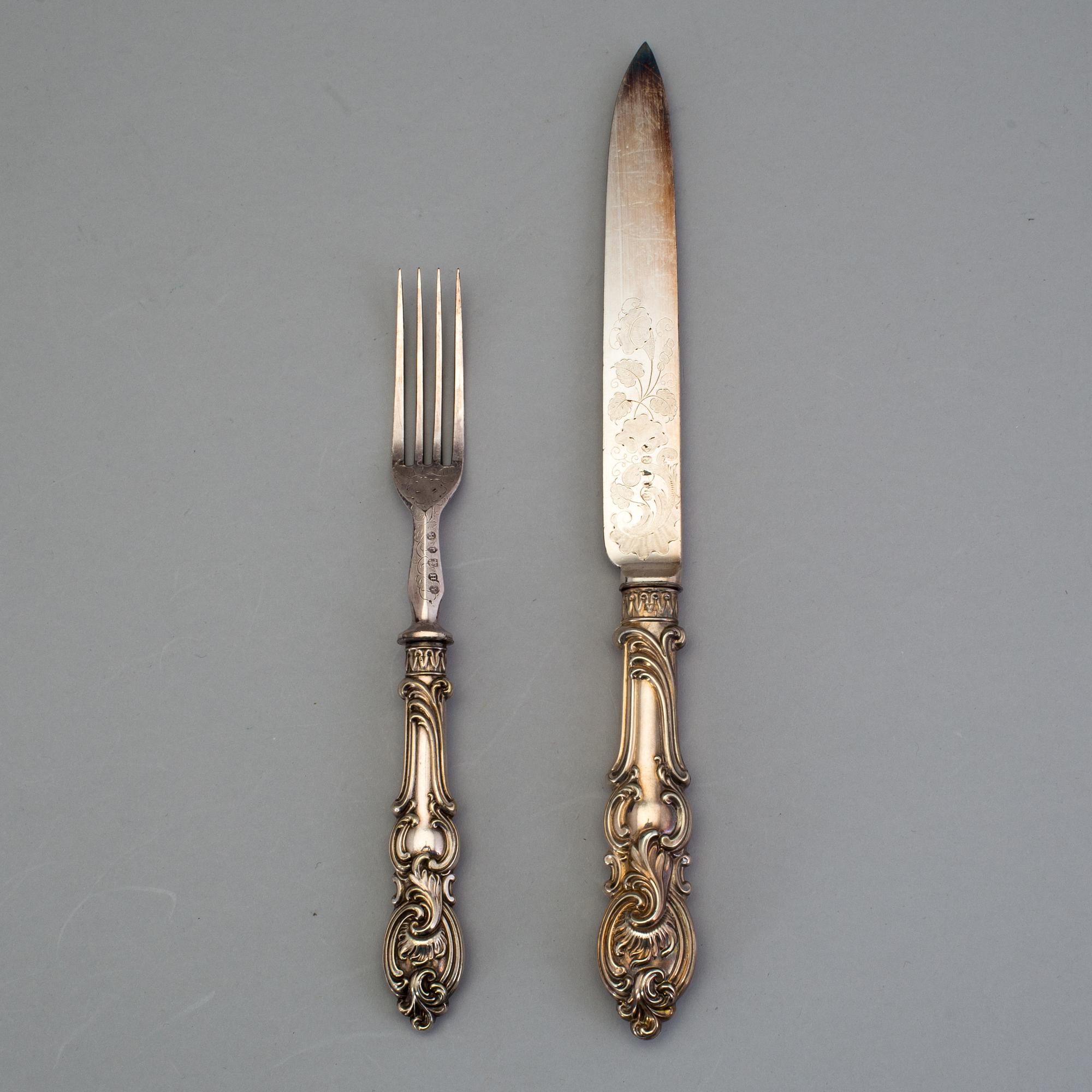 a english EPNS cutlery service with 38 pieces from the late 1800's.