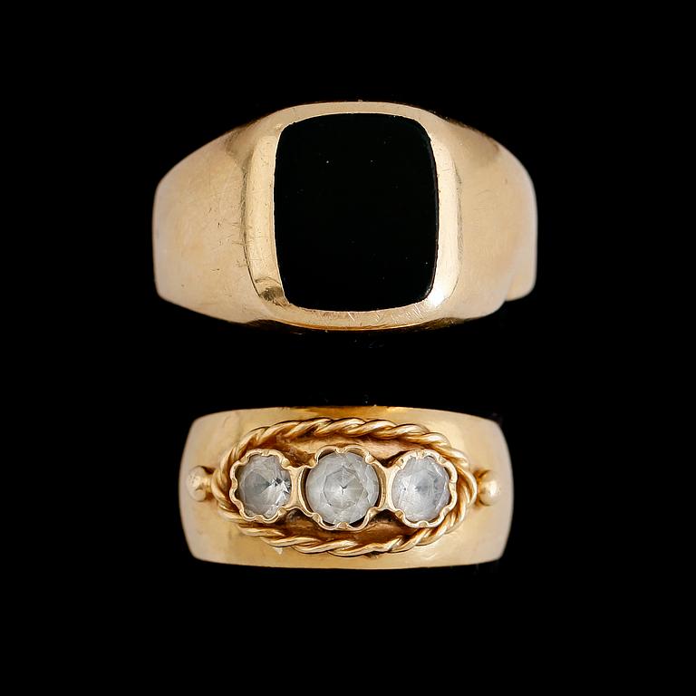 RINGAR, 2 st, 18K guld, med onyx och  3 st vita stenar. Total vikt ca 10 g.