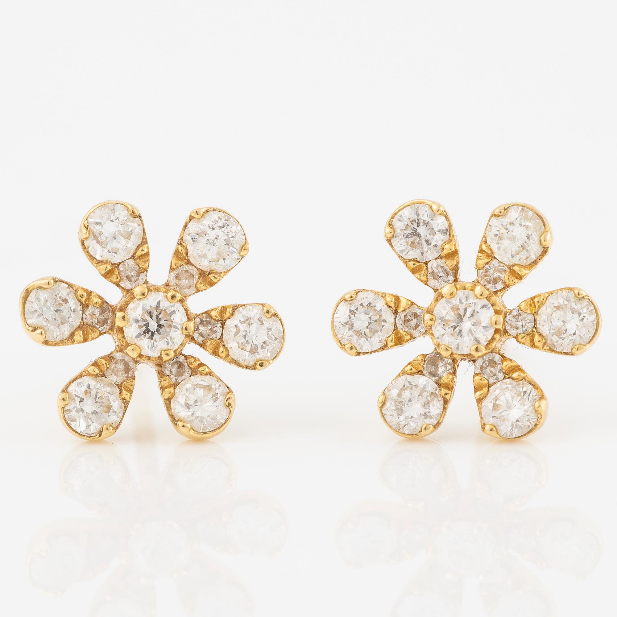 Earrings, a pair, 18K gold with brilliant-cut diamonds, flower-shaped.