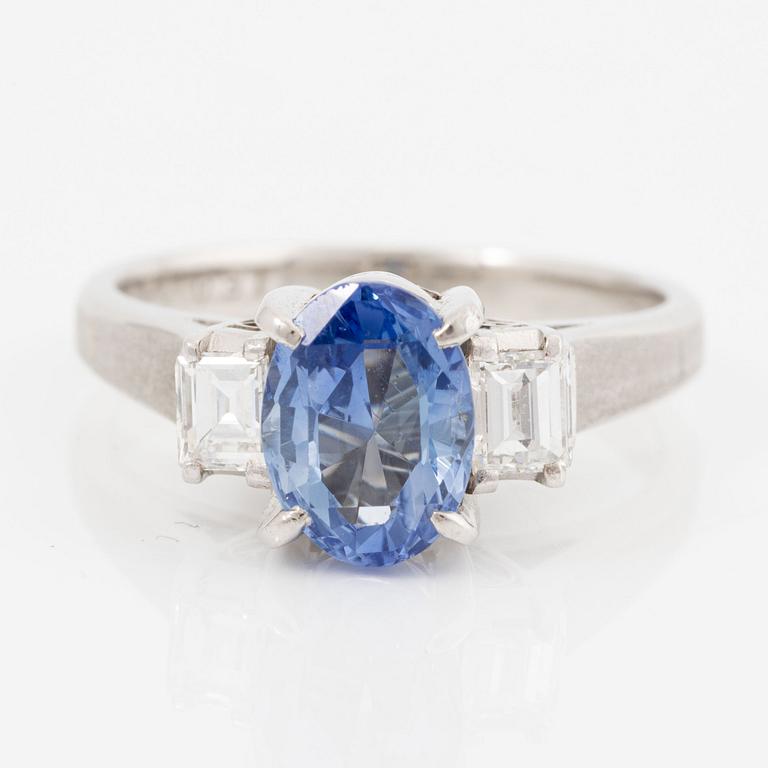 Ring, platinum with a sapphire and baguette-cut diamonds.