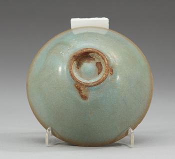 A lavender Chün-glazed bowl, Song/Yuan dynasty.