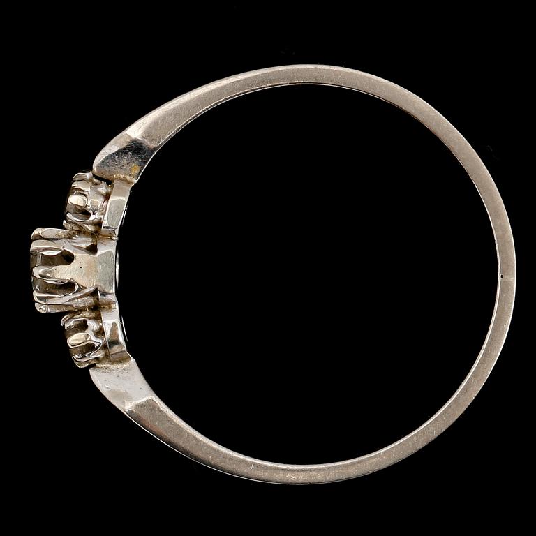 RING, 18 k, med 3 briljanter, svenska stämplar.