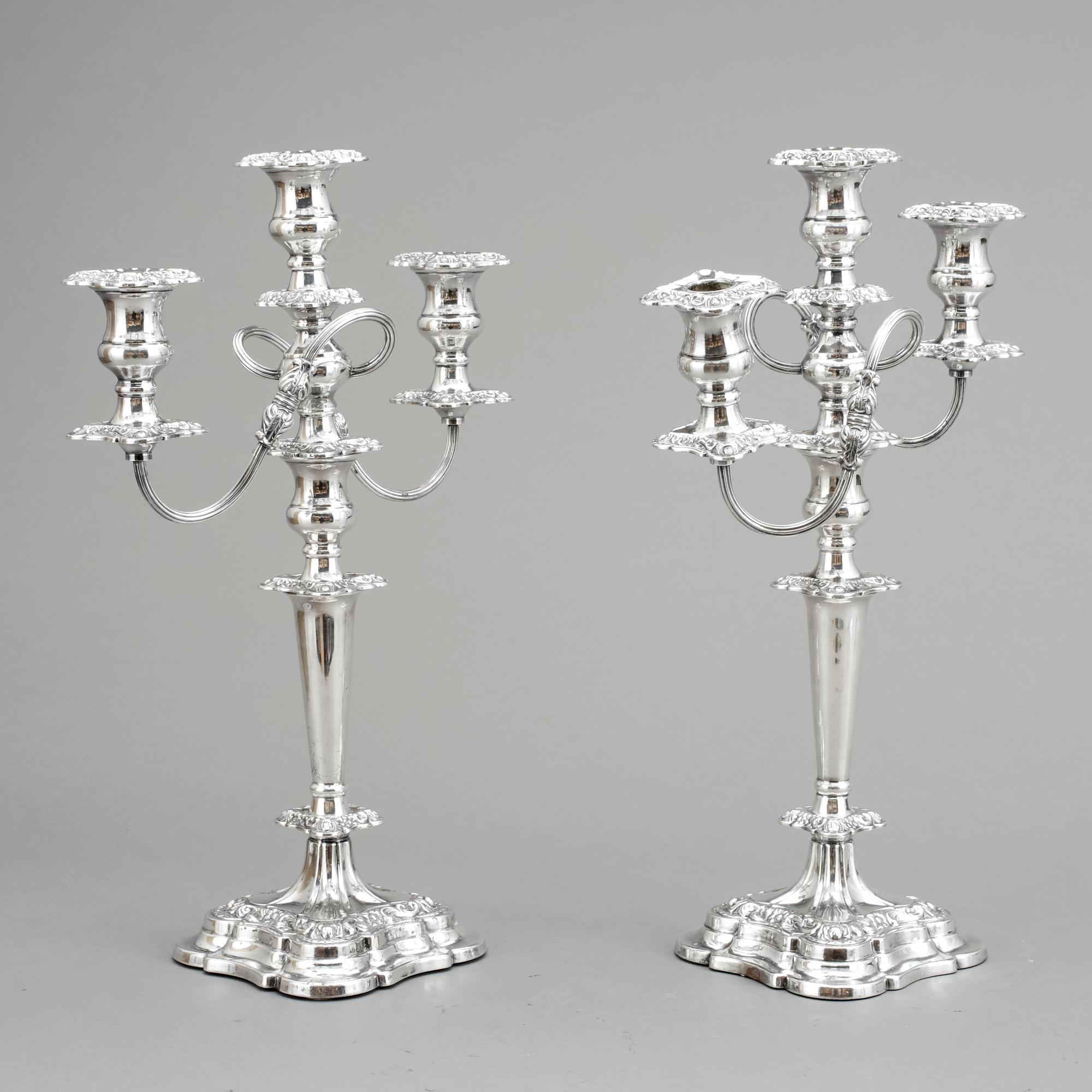 KANDELABRAR, ett par , nysilver, Sheffield, England. 1900-talets första hälft.