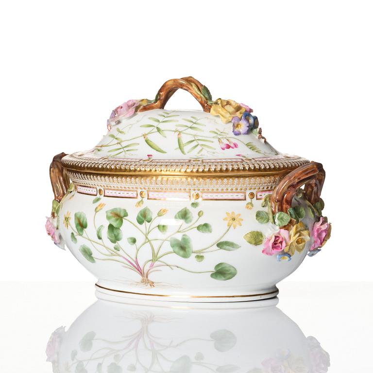 An early Royal Copenhagen 'Flora Danica' tureen with cover, Denmark, circa 1900.