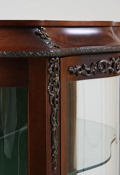 VITRINSKÅP, rokokostil, 1900-talets mitt.