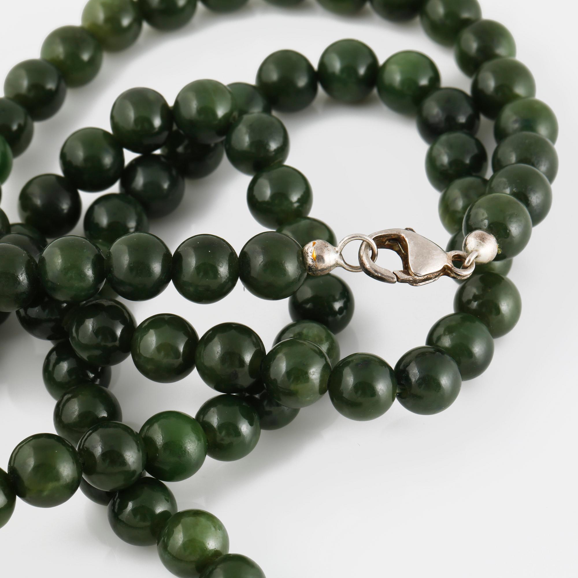 COLLIER, troligtvis nefrit, lås i silver.