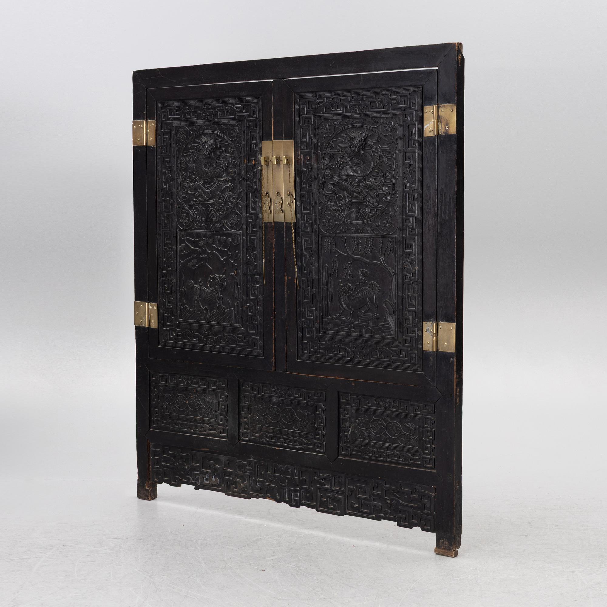 Väggpanel / dörrframstycke, skuret trä och mässing, Kina, Qingdynastin.