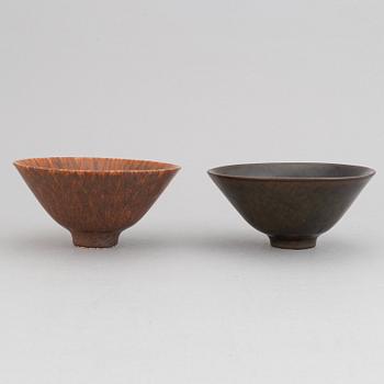 Carl-Harry Stålhane, a set of three stoneware bowls with lid and two bowls for Rörstrand.