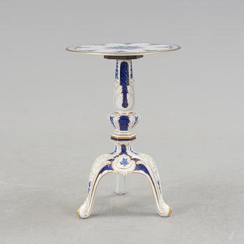 A 20th century rokoko-style porcelaine table.