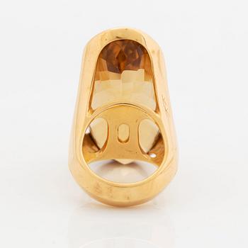 A Tina Karlsson ring in 18K gold set with an oval faceted citrine.