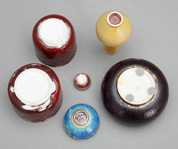 MINIATYRSKÅLAR SAMT VAS, 5 st, stengods, mest Stig Lindberg, Gustavsberg, sign.